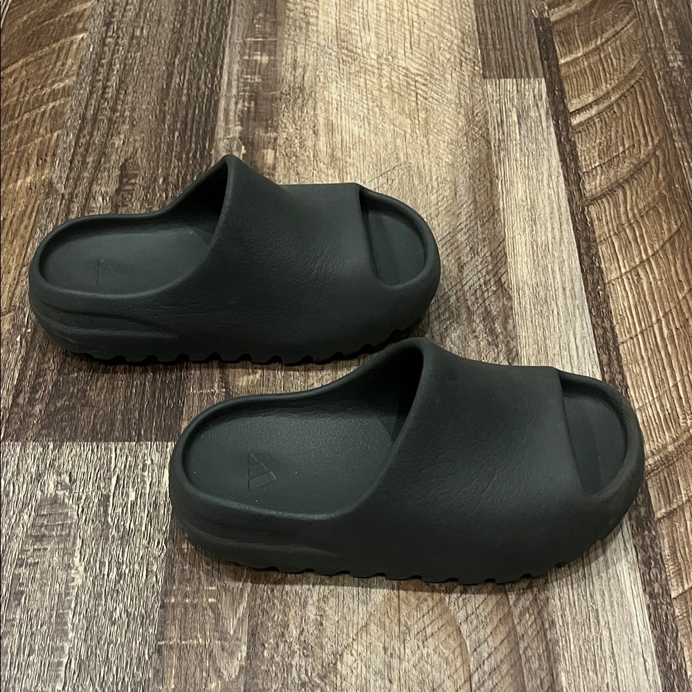 Adidas Yeezy Slides - youth